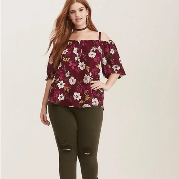 Torrid cranberry floral cold shoulder top (1002)🦋 - Picture 1 of 9